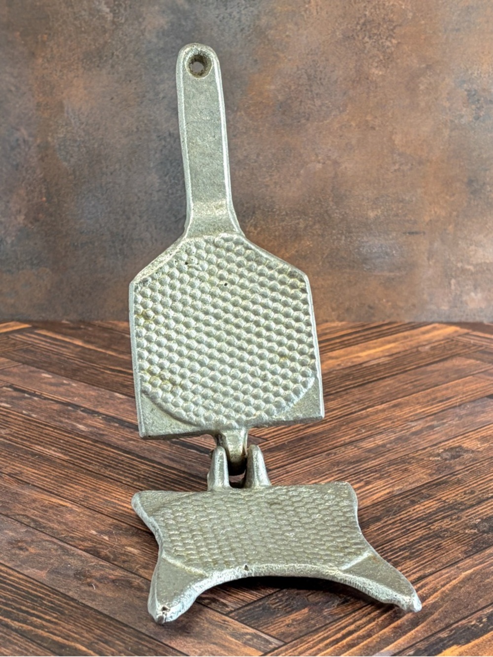 Cast Aluminum Tostonera (Plantain Press) – Textured Diamond Pattern